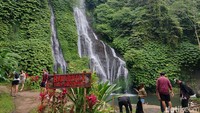 Selain berenang, sepertinya tak afdal bila tidak berfoto-foto dengan latar air terjun. Banyak spot foto yang bisa traveler buru lho. Di sana juga ada jembatan yang bisa jadi spot foto kamu.