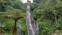 Walau sedikit melelahkan, percayalah lelahmu terbayarkan dengan indahnya air terjun ini. Air terjun setinggi 20 meter ini mengalir deras di antara rerumputan hijau yang menghiasi tebih air.
