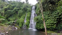 Adapun tiket masuk ke air terjun Rp 20 ribu per orang.