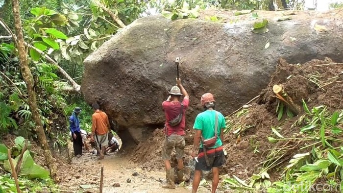 Akses warga di Ciamis tertutup material longsor