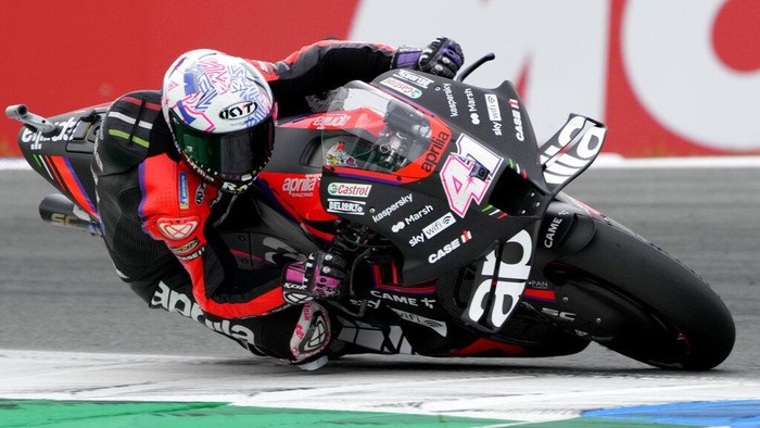 Spains rider Aleix Espargaro of the Aprilia Racing steers his motorcycle during the MotoGP race at the Dutch Grand Prix in Assen, northern Netherlands, Sunday, June 26, 2022. (AP Photo/Peter Dejong)