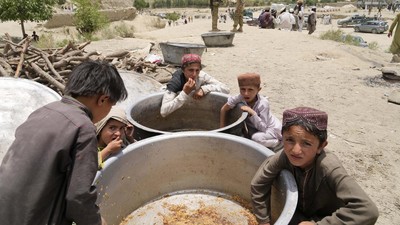 Anak-anak Korban Gempa Afghanistan Mengais Sisa Makanan