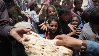 Anak-anak korban gempa mengantre makanan di Desa Gayan, Provinsi Paktika, Afghanistan, Minggu (26/6).
