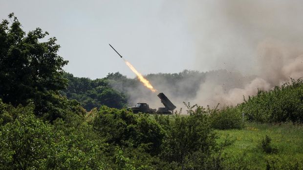 Anggota layanan Ukraina menembakkan sistem peluncuran roket ganda BM-21 Grad, dekat kota Lysychansk, wilayah Luhansk, di tengah serangan Rusia ke Ukraina (REUTERS/GLEB GARANICH)