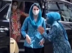 Viral Arumi Bachsin Abaikan Ajakan Bersalaman Seorang Ibu