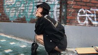 Foto Baifern Luevisadpaibul jongkok di pinggir jalan aja bisa estetik banget! (Foto: dok. Instagram @baifernbah) 