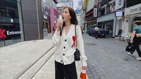 Korea Selatan sudah menjelang musim panas, menikmati es krim tentu masuk ke dalam daftar kegiatan Baifern di sana. (Foto: dok. Instagram @baifernbah) 