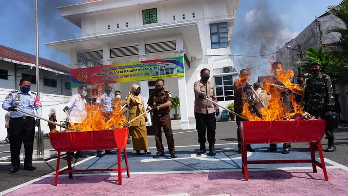 Barang Bukti Narkotika Hingga Bak Mandi Bayi Dimusnahkan Kejari Mojokerto