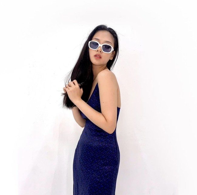 Beruntung salah seorang backup dancer melihat kejadian tersebut. Dengan sigap pria itu mendatanginya ke atas panggung dan membantu BIBI mengikat tali bikininya. Foto: dok. Instagram @nakedbibi