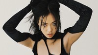 8 Potret Penyanyi Korea Viral, Bikininya Nyaris Copot Saat Manggung