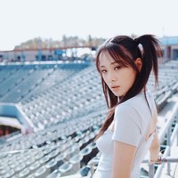 Hingga akhirnya manajer BIBI yang turun tangan dan mengikat tali bikininya. Insiden itu pun diunggahnya di Instagram Stories. Pemilik akun Instagram @woody_slim itu mengungkap insiden lepasnya tali bikini BIBI viral menjadi perbincangan di Korea Selatan. Foto: dok. Instagram @nakedbibi