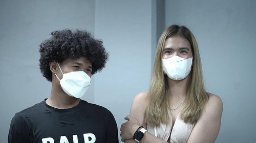 Bintang muda sepak bola Indonesia, Bagus Kahfi bersama kekasihnya