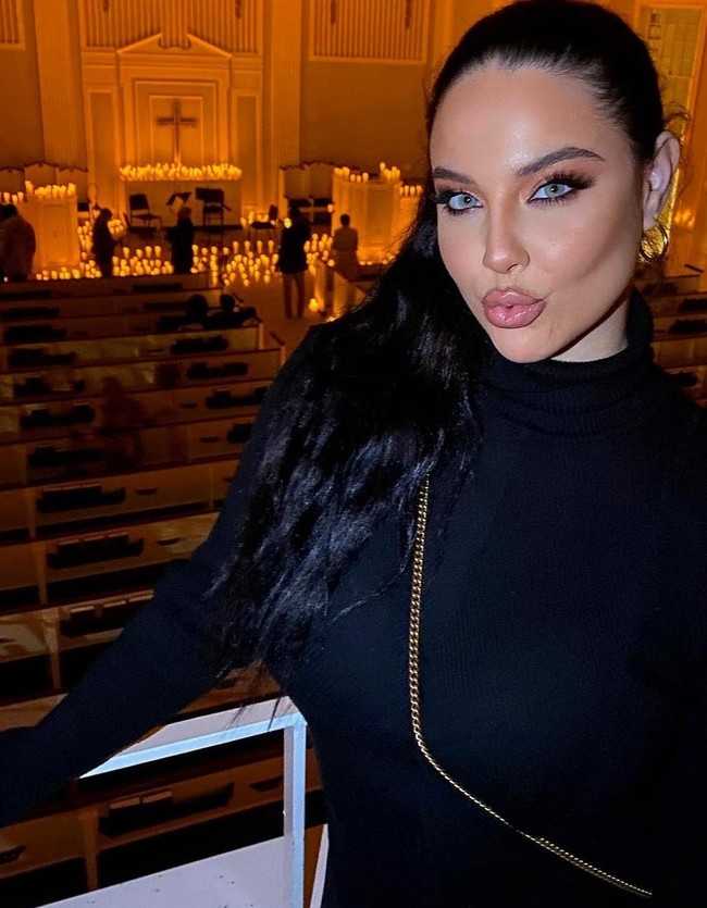 “Ada orang-orang yang meminta air seni dan fesesku disimpan di dalam botol dan dikirim ke mereka,” ungkap Cinthya. Foto: Dok. Instagram/@cinthya_larose