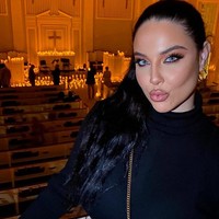 “Ada orang-orang yang meminta air seni dan fesesku disimpan di dalam botol dan dikirim ke mereka,” ungkap Cinthya. Foto: Dok. Instagram/@cinthya_larose