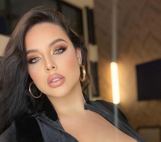 Inilah potret cantik model bernama Cinthya LaRose itu. Tak hanya memiliki wajah yang menawan, Cinthya pun dikagumi karena keseksiannya. Foto: Dok. Instagram/@cinthya_larose