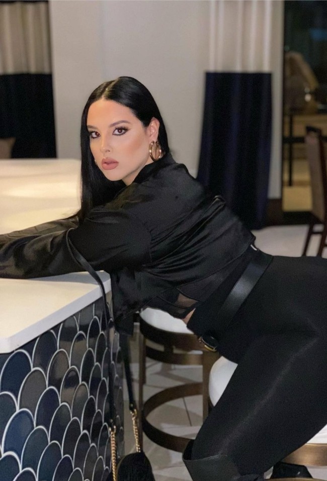 Bintang OnlyFans itu mengaku bahwa dia kerap mendapatkan permintaan tidak wajar dari pria fetish. “Aku sering mendapatkan permintaan aneh setiap saat,” ungkapnya, seperti dikutip dari Daily Star.Foto: Dok. Instagram/@cinthya_larose