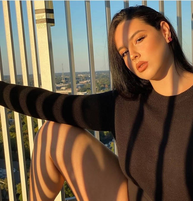 “Aku cukup sering jadi bahan fetish, tapi batasanku adalah sampai dengan mengirimkan cairan di tubuhku,” akunya. Foto: Dok. Instagram/@cinthya_larose