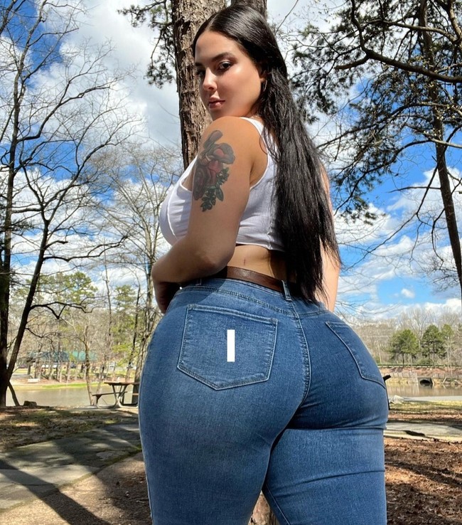 Menjadi kreator OnlyFans tidak sepenuhnya membuatnya nyaman. Cintyha mengaku punya orang tua yang religius yang sudah pasti melarangnya melakukan hal yang bertentangan dengan aturan agamanya. Foto: Dok. Instagram/@cinthya_larose