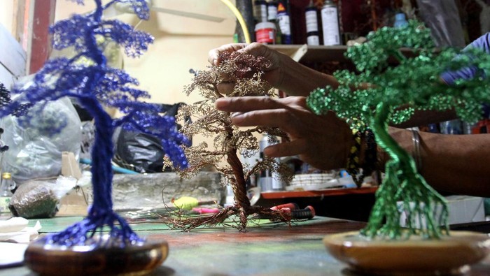Perajin di Padang raup cuan lewat kerajinan miniatur bonsai berbahan kawat tembaga. Miniatur bonsai itu dijual dengan harga bervariasi tergantung ukurannya.