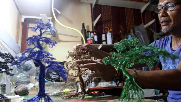 Perajin di Padang raup cuan lewat kerajinan miniatur bonsai berbahan kawat tembaga. Miniatur bonsai itu dijual dengan harga bervariasi tergantung ukurannya.
