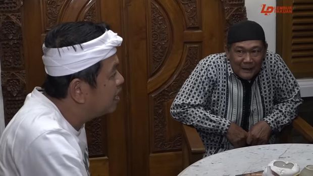 Dedi memberikan bantuan satu ekor domba betina kepada Abah Damiri yang dulu hanya bagian kecil dari kelompok ternak di Taringgul, Kecamatan Wanayasa, Kabupaten Purwakarta.