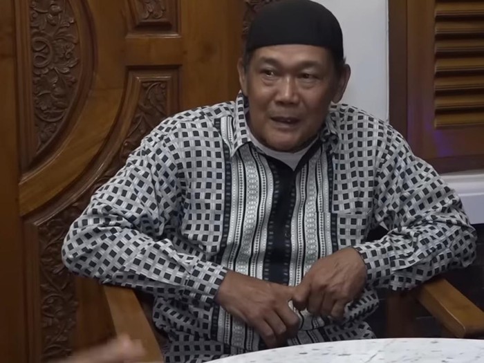 Dedi memberikan bantuan satu ekor domba betina kepada Abah Damiri yang dulu hanya bagian kecil dari kelompok ternak di Taringgul, Kecamatan Wanayasa, Kabupaten Purwakarta.
