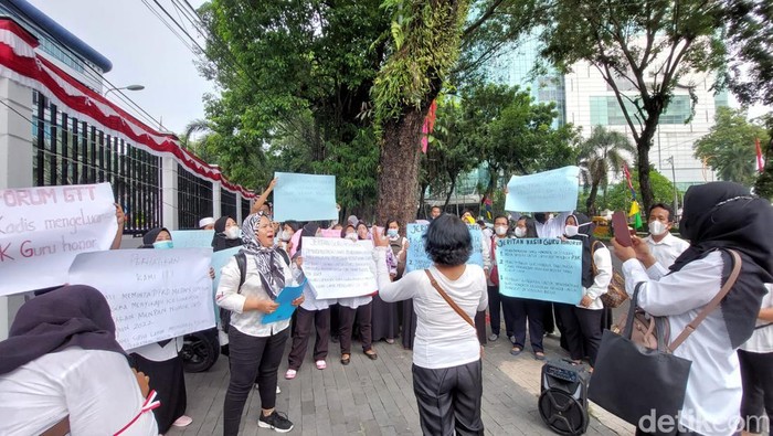 Demo guru honor di DPRD Medan