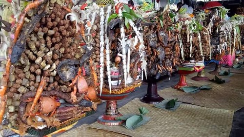 Deretan banten prani yang dihaturkan warga Banjar Adat Tihingan saat Aci di Pura Banjar