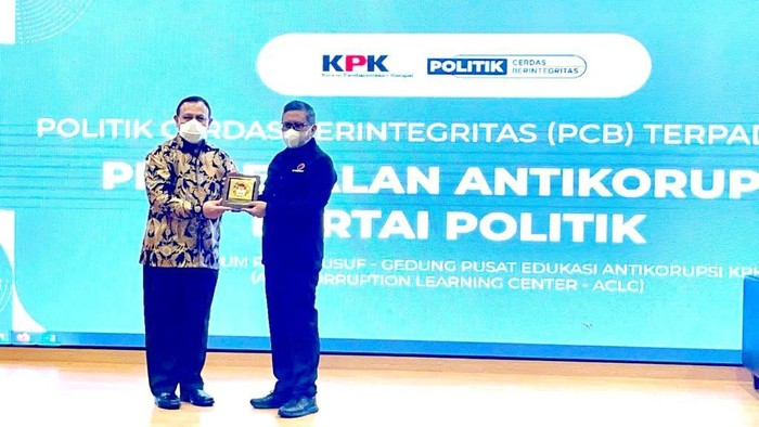 Partai Demokrasi Indonesia Perjuangan (PDIP) memamerkan rekening gotong royong di depan Ketua KPK Firli Bahuri. Rekening gotong royonh disebut dapat mengatasi mahalnya biaya politik di Indonesia.