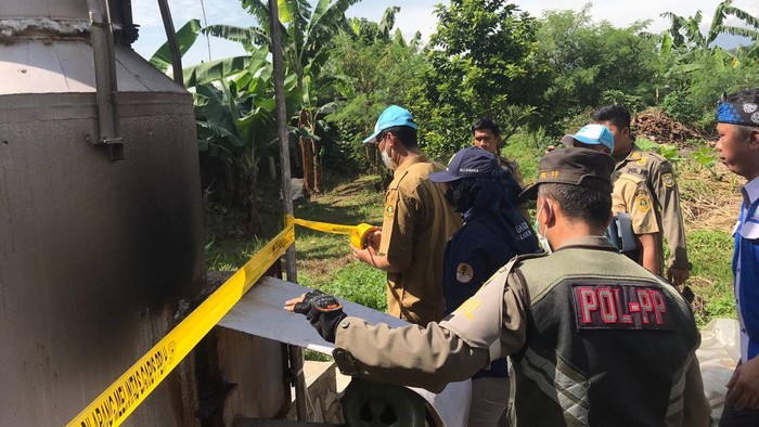 Dinas LH Bogor Segel Alat Pembakaran Ilegal Pabrik.