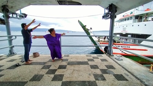 Dua orang penumpang KMP Nusa Dua yang kandas di perairan Selat Bali mencuri perhatian saat proses evakuasi kapal, Senin (27/6/2022).