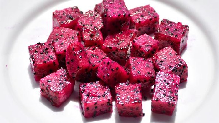 Eksotis Budi Daya Buah Naga di Perbukitan Bangladesh KHAGRACHARI, BANGLADESH - JUNE 22: A view of exotic dragon fruit farm in Khagrachari hills, in Bangladesh on June 22, 2022. Exotic dragon fruit is commercially cultivated in Khagrachari hills. This Thai fruit which became popular in a short time is known as Dragon Fruit in Bangladesh. In addition to native fruits, dragon fruit has taken its place in the fruit market of this country. (Photo by Mohammad Shajahan/Anadolu Agency via Getty Images)