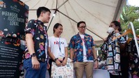 CEO & Co-founder KoinWorks, Benedicto Haryono bersama Chief Marketing Officer KoinWorks, Grace Hong, dan Chief Strategy Officer KoinWorks, Ethan Zhang, mengunjungi salah satu booth UKM fesyen lokal (Sovlo) di acara KoinWorks NEO Inspire di Plaza Tiimur GBK Senayan, Jakarta.