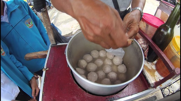 Kenyal Gurih! 20 Bakso Ikan Gerobakan Rp 5.000 Ada di Sini!