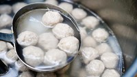 Tepat di depan gerbang masuk Universitas Pembangunan Nasional veteran Jakarta, ada bakso ikan yang terkenal enak. Harganya yang murah meriah menjadi alternatif camilan bagi mahasiswa dan warga sekitar. Foto: Istimewa