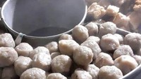 Tidak hanya dipenuhi oleh pedagang sayur saja, Pasar PSPT di Tebet juga menawarkan area kuliner yang bisa menjadi alternatif saat ingin jajan santai. Di depan Pasar PSPT ada pedagang bakso ikan dengan harga mulai Rp 5.000 yang wajib dicoba. Foto: Istimewa