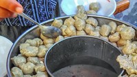 Mulai sore hingga malam hari, Jalan Pal Batu III dipenuhi dengan penjaja makanan kaki lima. Salah satu antreannya ada pada sebuah gerobak ikan yang menjadi favorit warga sekitar. Foto: Istimewa