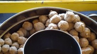 Tidak hanya diramaikan oleh pengguna KRL saja, kawasan stasiun Pondok Cina juga terkenal dengan penjual jajanan kaki limanya. Beragam camilan dari yang ringan hingga berat ditawarkan di sini termasuk bakso ikan yang gurih hangat kuahnya. Foto: Istimewa