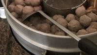 Ramai akan pedagang kaki limanya kawasan BKT Cipinang, Jakarta Timur, juga patut disambangi jika ingin mencoba jajanan murah meriah. Di sini ada penjaja bakso ikan gerobakan yang mematok harga dengan murah meriah. Foto: Istimewa