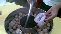 Pusat kuliner Kebon Kacang atau yang dikenal belakang Grand Indonesia juga terdapat sebuah gerobak bakso ikan yang tak kalah enak dengan jajanan yang lainnya. Baksonya yang lembut dengan kuahnya yang gurih bisa dibeli mulai Rp 5.000. Foto: Istimewa