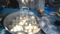 Bakso ikan gerobakan di Jalan Masjid An Nur, Menteng Dalam, Jakarta Selatan jadi salah satu jajanan populer masyarakat sekitar. Tekstur baksonya yang lembut dengan kuah yang gurihnya tak begitu tajam selalu diburu untuk camilan sehari-hari. Foto: Istimewa