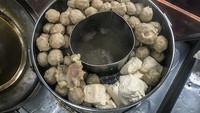 Terkenal akan kuliner malamnya, kawasan Bukit Duri menawarkan beragam jajanan murah meriah. Salah satunya ada sebuah bakso ikan gerobakan yang empuk gurih dengan kuah hangatnya. Foto: Istimewa