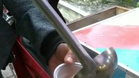 Menjadi salah stasiun yang padat pengguna KRL, stasiun Lenteng Agung dikenal dengan jajanan kaki limanya yang beragam. Bakso ikan gerobakan di sini dipatok Rp 5.000 per bungkus jadi salah satu yang paling laris. Foto: Istimewa