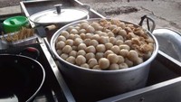 Di Jalan Flamboyan, tidak jauh dari RPTRA Flamboyan ada sebuah gerobak penjual bakso ikan yang selalu dipenuhi pembeli. Harganya yang murah meriah membuat antreannya seringkali mengganggu jalan utama. Foto: Istimewa