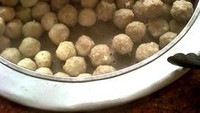 Tidak jauh dari pusat kuliner Jalan Tebet Raya, ada juga jajanan kaki lima murah meriah berupa bakso ikan gerobakan. Mulai dari anak-anak hingga orang dewasa selalu menyempatkan untuk melipir dan membeli beberapa bakso ikan di sini. Foto: Istimewa