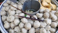 Tepat di belakang Apartemen Kalibata City, ada bakso ikan gerobakan yang terselip di antara pedagang kuliner lainnya. Rasa kuahnya yang gurih membuat bakso ikan murah meriah ini diburu para penikmatnya. Foto: Istimewa