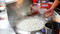 Menjadi tempat kulineran sepulang kerja, kawasan Stasiun Sudirman juga dikenal dengan bakso ikannya yang enak. Harganya yang dibanderol mulai Rp 5.000 dipadati pelanggannya terutama saat sore hari. Foto: Istimewa
