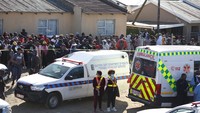 Dilaporkan sebanyak 21 remaja tewas secara misterius di sebuah bar yang berada di kawasan East London, Afrika Selatan. Dilansir AFP, Senin (27/6/2022), pejabat setempat mengatakan remaja itu diduga siswa yang merayakan ujian akhir sekolah menengah mereka pada Sabtu malam waktu setempat.
