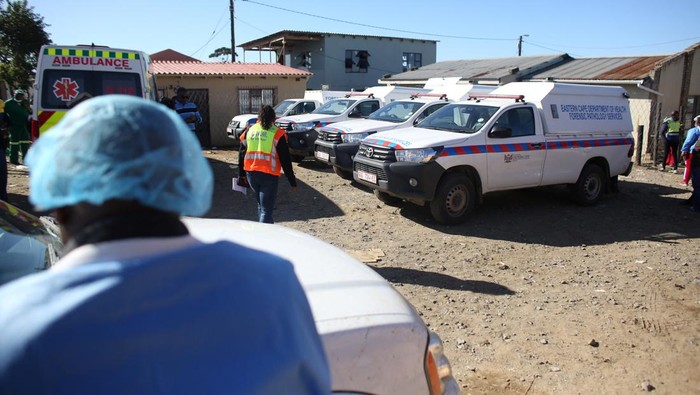 Sebanyak 21 remaja tewas secara misterius di sebuah bar di Afrika Selatan. Proses evakuasi dan penyelidikan tengah dilakukan pihak berwenang di lokasi kejadian.