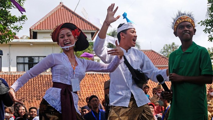 Gubernur Jawa Tengah Ganjar Pranowo (kiri) menari bersama peserta dari provinsi NTT saat membuka Borobudur Student Festival 2022 di Canisio Art Centre Borobudur, Magelang, Jawa Tengah Senin (27/6/2022). Ganjar mengapresiasi kegiatan tersebut karena peserta bisa saling mengenal antarsuku, agama, seni budaya dan kuliner yang berbeda dari berbagai daerah dan menumbuhkan bangga.